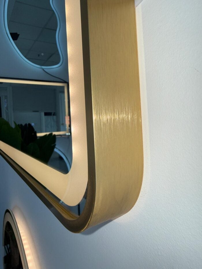 Oglinda LED 80x60 cm Dreptunghiulara cu Rama Aurie, Senzor Miscare Premium - 3 Tipuri de Lumina, Dimabila, Ceas & Temperatura, Dezaburire - imagine 3