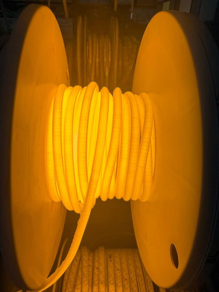Bandă LED Lumina Aurie, Siliconata FCOB 230V 10W/m IP65 – Lumină Continuă, Vânzare la Metru - Gold - imagine 4