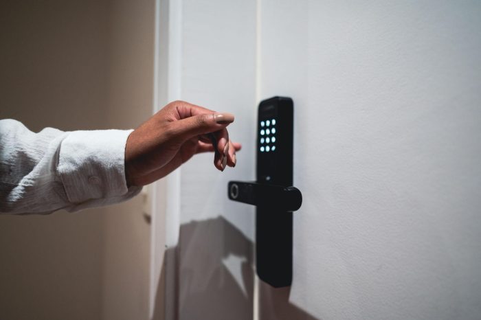 Încuietoare Smart pentru Ușă Cyber Neagră cu Amprentă, PIN, Card, Aplicație Tuya și Cheie - imagine 2