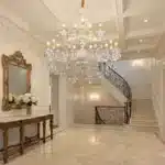 Candelabru cu Cristale 12×E14, Ø78 cm, H90 cm, Alb și Argintiu, Design Clasic pe Două Nivele - imagine 4